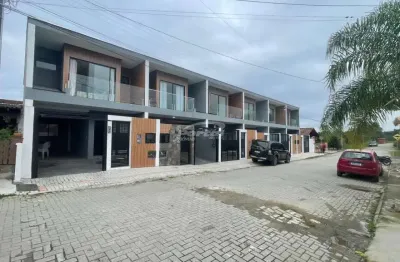 Casa com 3 suítes + 1 lavabo a 450 metros do mar no centro de balneário piçarras.