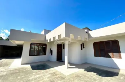 Casa residencial com 200m², 4 dormitórios sendo 2 suítes, de mais dependências, 2 vagas.