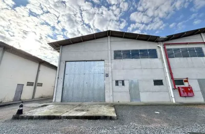 Galpão industrial para locação no bairro itoupava central, bairro com maior potencial de expansão e em constante crescimento. com 385m², 03 banheiros sociais, mezanino, pé direito alto de 7m, terreno 