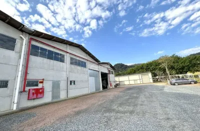 Galpão industrial para locação no bairro itoupava central, bairro com maior potencial de expansão e em constante crescimento. com 385m², 03 banheiros sociais, mezanino, pé direito alto de 7m, terreno 
