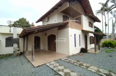 Casa 3 dormitórios, sendo 1 suíte, a 500 metros do mar no centro de balneário piçarras/sc (cód. 13864)