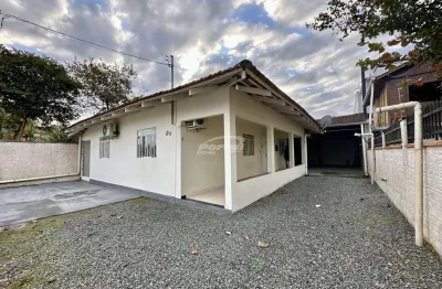 Casa com 5 dormitórios, a 500 metros do mar no bairro itacolomi em balneário piçarras/sc (cód. 21875)