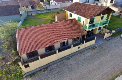 Casa com 3 quartos, mais 2 kitnet´s no centro de balneário piçarras/sc (cód. 12901)