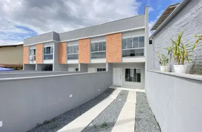 Sobrado com 02 suítes, 2 vagas de garagem no bairro ponta aguda.