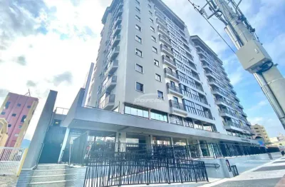 Apartamento totalmente mobiliado e equipado localizado edifício unique residence, no centro de blumenau. ultimo andar, 01 dormitório, 01 banheiro social, sala de estar com sacada integrada fechada com