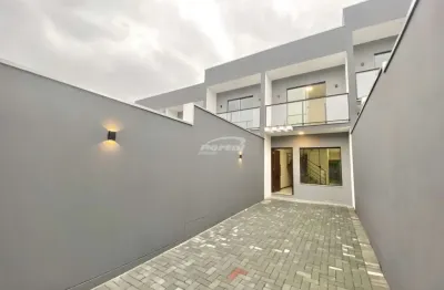Com 82m², 02 dormitórios, sala de estar, cozinha e sala de jantar conjugados, banheiro social, lavabo, area de serviço, 02 vagas de garagem com portão eletronico e amplo quintal na frente e fundos.