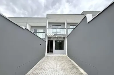 Com 82m², 02 dormitórios, sala de estar, cozinha e sala de jantar conjugados, banheiro social, lavabo, area de serviço, 02 vagas de garagem com portão eletronico e amplo quintal na frente e fundos.