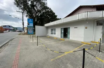 Loja térrea comercial disponível para locação no bairro armação, em penha/sc.