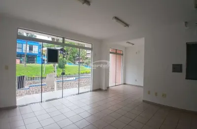 Sala comercial disponível para locação no bairro Bom Retiro, em Blumenau.