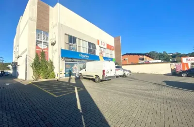 Imóvel com 45m², localizado no segundo piso, banheiros compartilhados com as outras salas e vagas de garagem rotativas. obs: proprietário irá pintar assim que alugar.