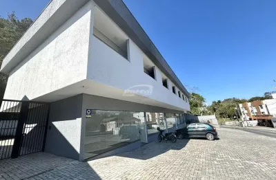 Apartamento de 01 dormitório com sacada, sala de estar, cozinha e sala de jantar conjugadas, banheiro social e area de serviço conjugadas e 01 vaga de garagem descoberta. proximo de supermercado, acad