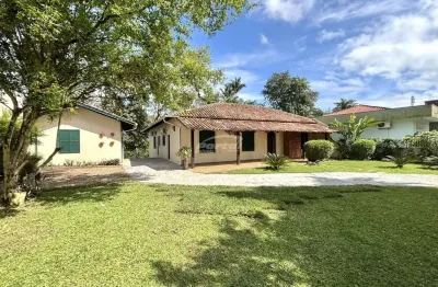 Casa com 340m² de area privativa, 04 dormitórios, sendo 01 suíte, 04 salas de estar, sendo uma com varanda, cozinha com móveis sob medida, 01 banheiro social, 01 lavabo, area de serviço, ampla sacada 