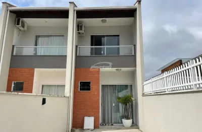 Sobrado à venda no bairro água verde, em rua tranquila e com ótima vizinhança.
