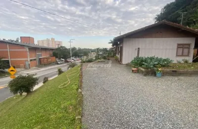 Amplo terreno à venda em blumenau no bairro itoupava central.