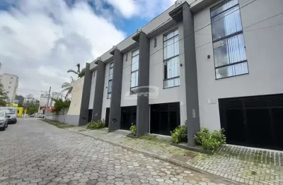 Sobrado semi mobiliado, disponível para locação no bairro garcia em blumenau