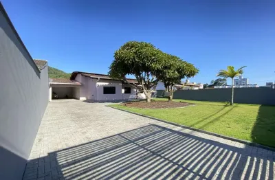 Ampla casa para locação! 2 dormitórios, sendo 1 suíte com closet, sala de estar aconchegante, cozinha equipada com móveis sob medida, banheiro social, area de fesas com piscina e jacuzzi, edicula com 