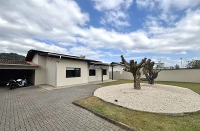 Ampla casa para locação! 2 dormitórios, sendo 1 suíte com closet, sala de estar aconchegante, cozinha equipada com móveis sob medida, banheiro social, area de fesas com piscina e jacuzzi, edicula com 