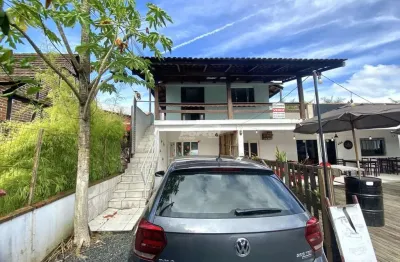 Localizado no piso superior, o imovel contem 03 dormitórios, sala de estar com uma ampla varanda, cozinha e sala de jantar conjugadas, banheiro social, area de serviço e um espaço nos fundos.