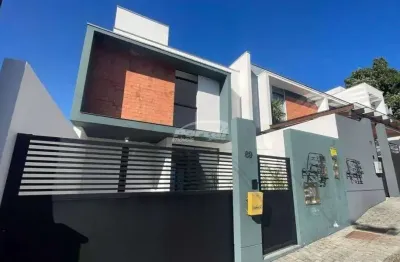 Belissima casa com 02 suítes, ambas com ar-condicionado, cozinha com móveis planejados, sala de estar e sala de jantar integradas, lavabo, area de serviço separada, churrasqueira e 01 vaga de garagem.