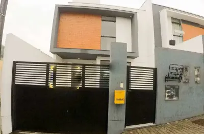 Belissima casa com 02 suítes, ambas com ar-condicionado, cozinha com móveis planejados, sala de estar e sala de jantar integradas, lavabo, area de serviço separada, churrasqueira e 01 vaga de garagem.