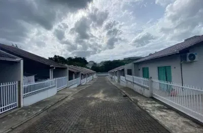 Casa semi mobiliada, 2 dormitórios, condomínio fechado no bairro fortaleza alta.
