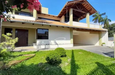 Casa 4 quartos, com suíte disponível para locação no bairro água verde