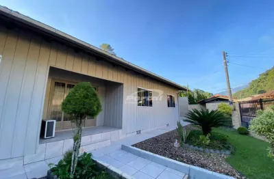 Casa mista com 3 dormitórios disponível para locação no bairro da glória em blumenau!
