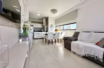 Apartamento pronto, no centro de balneário piçarras, 02 quartos sendo um suíte, sacada com churrasqueira!