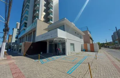 Loja térrea comercial disponível para locação no bairro centro, em balneário piçarras/sc.