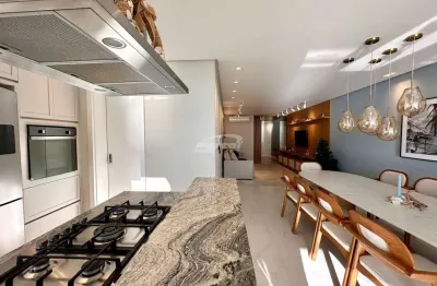 Excelente apartamento finamente mobiliado e decorado frente mar.