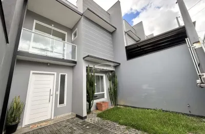 Com 86m² de área construída, o imóvel possui 02 dormitórios (ambos com ar condicionado), sendo 02 suíte, uma delas com sacada, sala de estar, cozinha e sala de jantar conjugadas, lavabo, área de servi