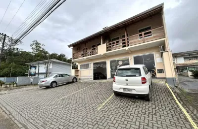 Apartamento amplo, com 02 dormitórios, sendo 01 deles com ar condicionado, sala de estar, cozinha e sala de jantar conjugadas, sacada com churrasqueira, banheiro social, area de serviço externa e 01 v