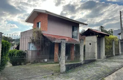 Casa semi mobiliada com 3 dormitórios no bairro velha central em blumenau! aceita financiamento bancário.
