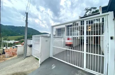 O imovel dispõe de 02 dormitórios, sala de estar, cozinha com moveis sob medida, 02 banheiros sendo um lavabo, área de serviço, 02 vagas de garagem cobertas. diferenciais: belissima area de festas nos