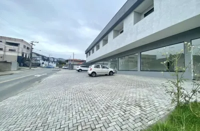 Excelente loja comercial nova com 50m², localizada no térreo, 01 banheiro, 01 sala menor que pode ser utilizada como deposito ou cozinha, ampla vitrine em blindex possibilitando a plotagem dos vidros 