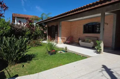 Excelente casa térrea com 145 metros averbados, sendo duas suítes, com excelente terreno mediando 325 metros (13x25) no centro do balneário de piçarras para venda!