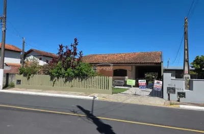 Excelente casa térrea com 145 metros averbados, sendo duas suítes, com excelente terreno mediando 325 metros (13x25) no centro do balneário de piçarras para venda!