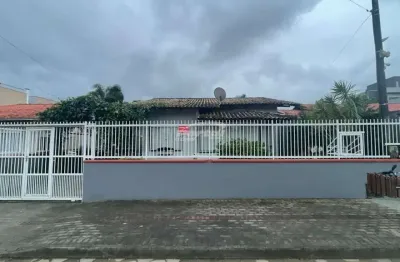 Casa térrea individual, mobiliada e decorada no itacolomi uma 1 suíte mais 2 quartos 630 metros da praia (18515)