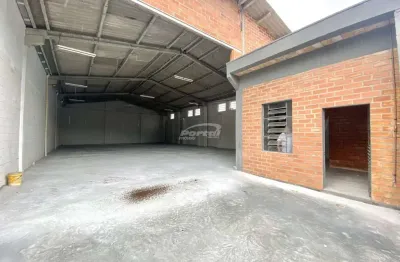 Com área total de 350m², pé direito alto de 7m, dispõe de uma area para escritório de 30m² com 02 salas e 02 banheiros. voltado para atender as necessidades no ramo comercial, pronto para ocupação, po