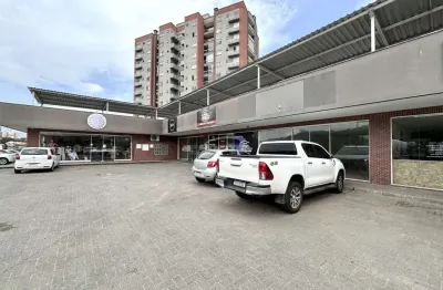 Excelente sala comercial contendo 75m², 01 banheiro, fachada em blindex, ar condicionado de 24 mil btus instalado e amplo pátio para estacionamento. excelente ponto comercial, em frente a um grande co