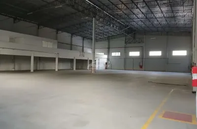Amplo galpão com 2.145 m² de área útil, contando com mezanino equipado com escritórios climatizados, banheiros, copa e toda a infraestrutura necessária. o imóvel dispõe ainda de grande área de pátio, 