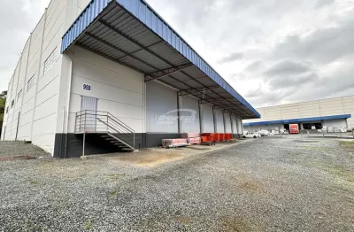 Amplo galpão com 2.145 m² de área útil, contando com mezanino equipado com escritórios climatizados, banheiros, copa e toda a infraestrutura necessária. o imóvel dispõe ainda de grande área de pátio, 