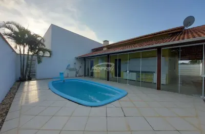 Casa com piscina disponível para locação no bairro itacolomi, na cidade de balneário piçarras.
