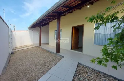 Casa com piscina disponível para locação no bairro itacolomi, na cidade de balneário piçarras.
