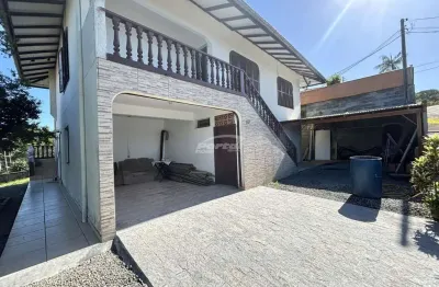 Com 100m², 04 dormitórios, sendo 01 suíte, sala de estar, cozinha e sala de jantar conjugadas, 01 banheiro social, area de serviço e 02 vagas de garagem cobertas.