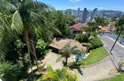 Magnífica Casa localizada no inicio do bairro Velha, Blumenau/SC.