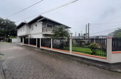 Casa ampla em piso superior disponível para locação no bairro margem esquerda, em gaspar/sc.