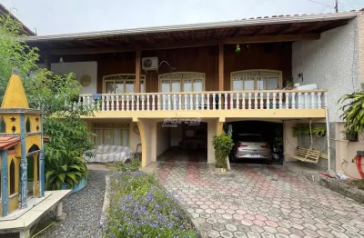 Excelente casa de 2 pavimentos em rua comercial/residencial no bairro itoupava norte em blumenau!