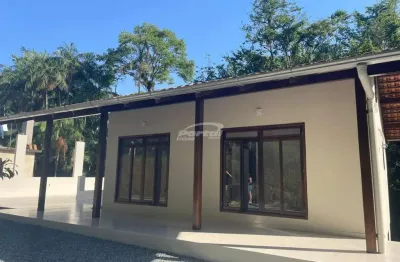 Imovel com 02 dormitórios, sendo 01 deles com closet, sala de estar, cozinha, 01 banheiro social, 01 lavabo, area de serviço, vagas de garagem descobertas e quintal na frente e fundos.