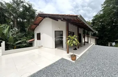 Imóvel com 02 dormitórios sendo 01 deles com closet, sala de estar, cozinha no piso inferior, 01 banheiro social, 01 lavabo, área de serviço no piso inferior, vagas de garagem descobertas e quintal na